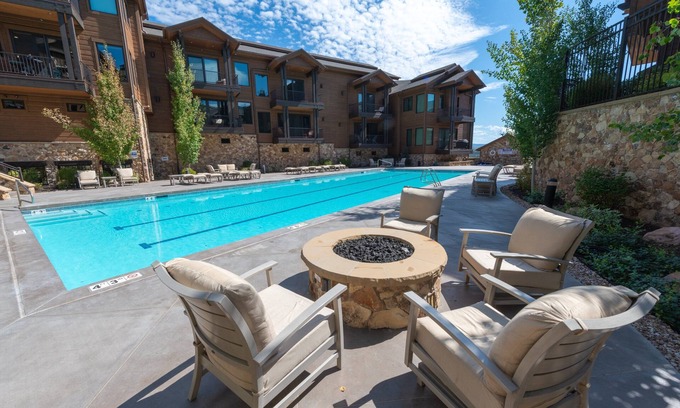 Park City House | Walk to Skiing, Exceptional Juniper Landing 2 BR, Private Hot Tub, Golf Course Views, Outdoor Pool