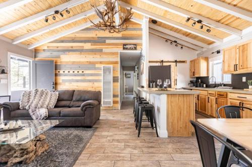 Moonridge Ski Chalet | Walk to the Slopes from Modern Cabin with Hot Tub, Moonridge