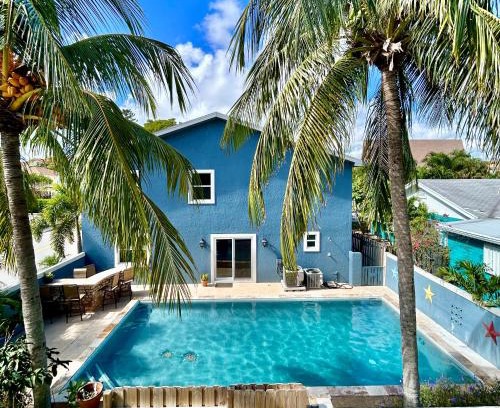 Lake Worth House | Walk to the water, chill in the pool & sauna