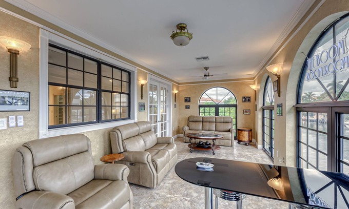 East Fort Lauderdale House | Walk to TORTUGA FEST or Downtown on Las Olas! 70 Ft Dock! Sleeps 10-12 LOCATION!