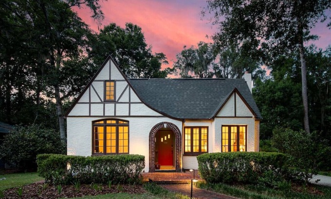 Gainesville Apartment | Walk to UF Stadium! Fabulous Chic Historic Home