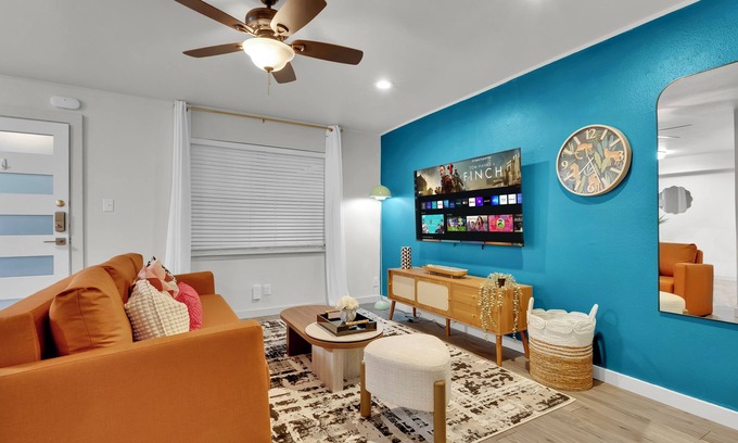 Clarksville Apartment | Walkable 2Bedroom Austin Stay-King Bed,Pet Friendly,Free Parking,Pool,Sleeps10