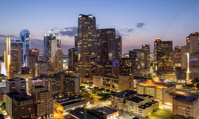 Downtown Dallas House | Walkable Modern Townhouse in Downtown Dallas! Rooftop, BBQ, Fitness, Pet Frndly