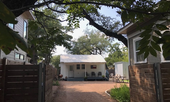 Westfield Cabin | Walking distance to Zilker Park, ACL, and so much more!