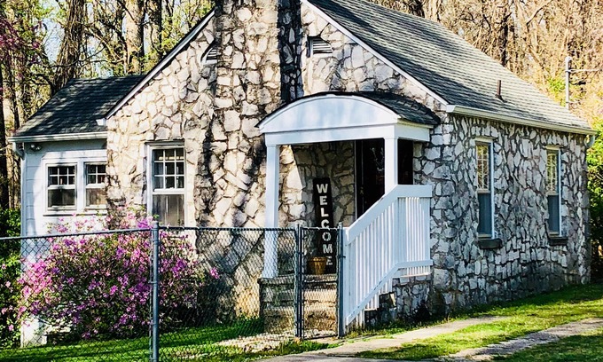 Knoxville Cottage | Walnut Grove Guest House; Mountain views