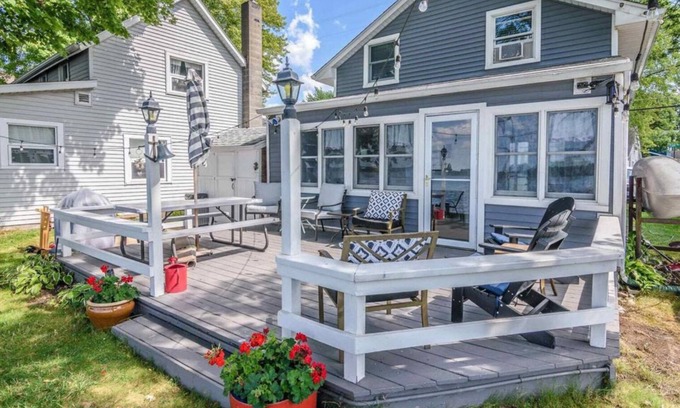Brooklyn Cottage | Wampler’s Lake Adorable 3-bedroom Lakefront Cottage 🏡🐟🛶☀️