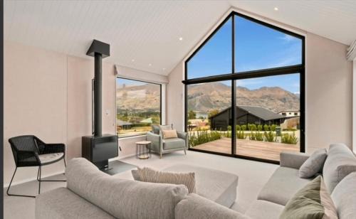 Wanaka House | Wanaka Views with Outdoor dining area Games room for kids Sleeps 8