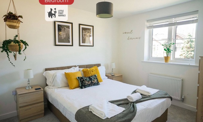 Peterborough Apartment | Warm Modern Flat | 2x Parking | Wi-Fi | Smart TV