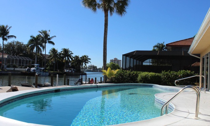 Connors House | ⭐️WATERFRONT-CANAL⭐️WALK TO BEACH🏖LARGE POOL 🌟BAYVIEW☀️GULF ACCESS☀️