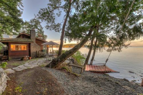 Deer Harbor House | Waterfront Cottage Rental with Spectacular Sunset Views on Orcas Island, Washington