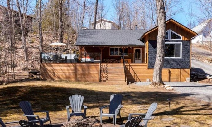 McKellar Cottage | Waterfront getaway on Lake Manitouwabing. Hot tub, bunkie, canoes and kayaks!