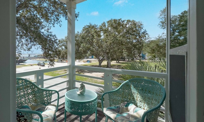 Orange Beach House | Waterfront Getaway | Baywatch B4 | My Beach Getaways