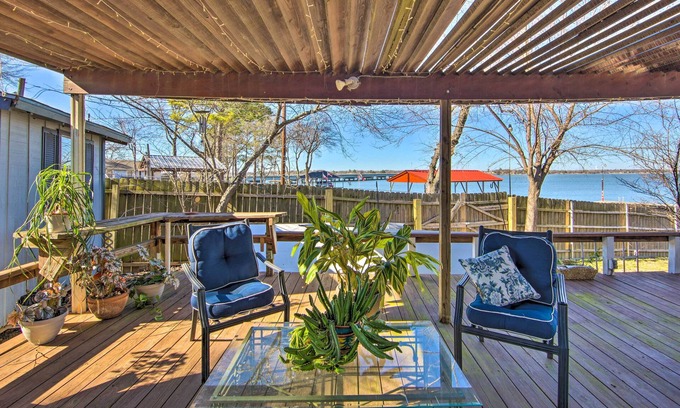 Carolyn Estates Cottage | Waterfront Gun Barrel City Cottage w/Views!