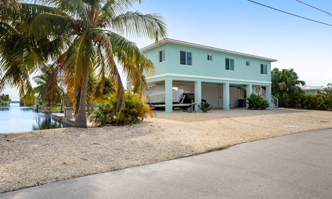 Big Pine Key House | Waterfront home with boat dock, 2 kayaks, 2 bikes, AC & W/D - dog-friendly