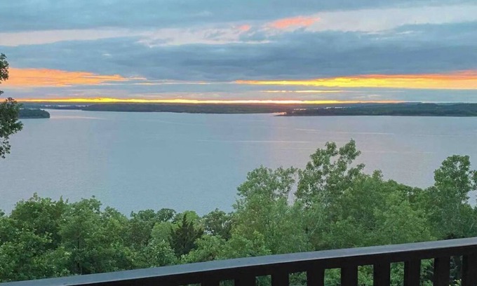 Sand Springs House | Waterfront House at Keystone Lake (Sauna & More)