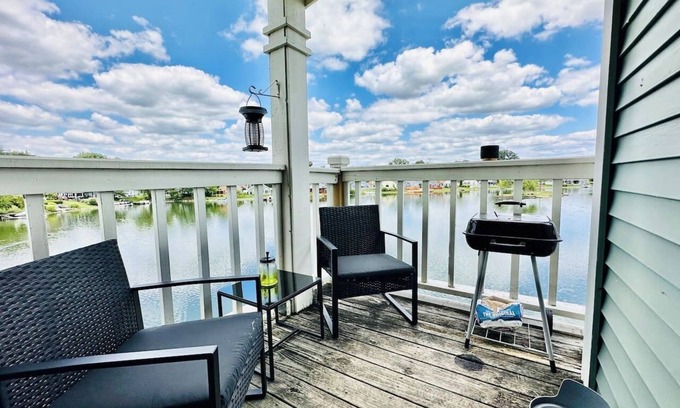 Wayne Apartment | Waterfront King Suite w Balcony