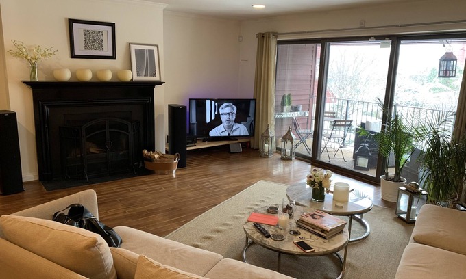 North Bergen Apartment | Waterfront Luxury Apartment in Gated Condo 15m -NY