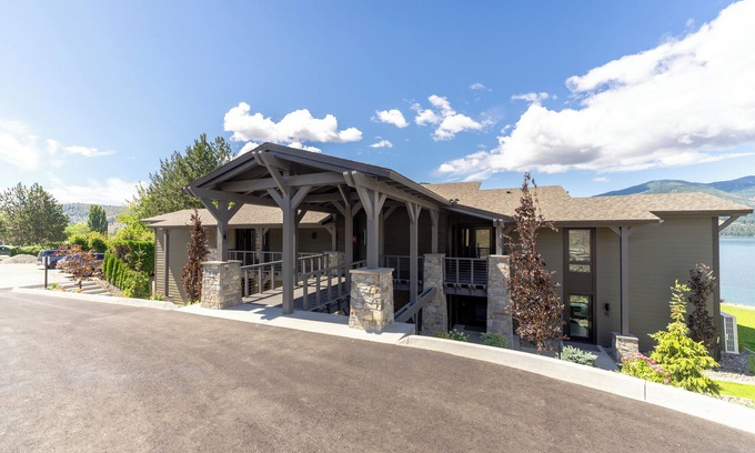 Wapato Point Condo | Waterfront Luxury- Yacinde B1