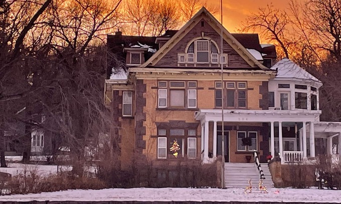 Big Stone City House | Waterfront Manor House with private access to Big Stone Lake to