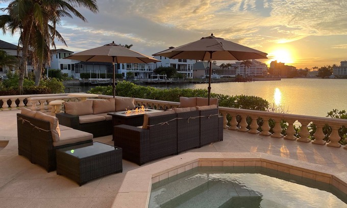Connors Villa | Waterfront Mansion Luxury House. Hot Tub and Pool. Perfect Family Gathering.