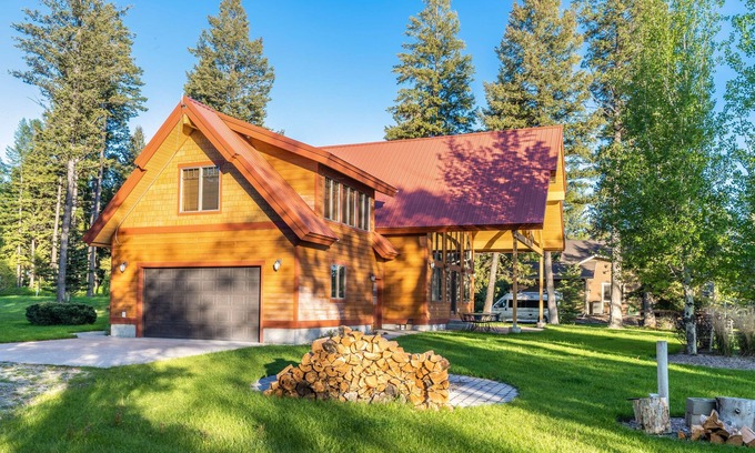 Proctor House | Waterfront Oasis with Mountain Views, Private Beach, WiFi & Firepit