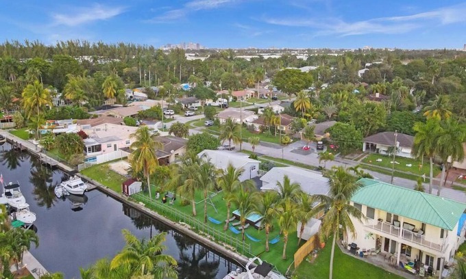 Fort Lauderdale House | Waterfront Paradise! The perfect family gathering! Pool! Soccer-Basketball-Golf!