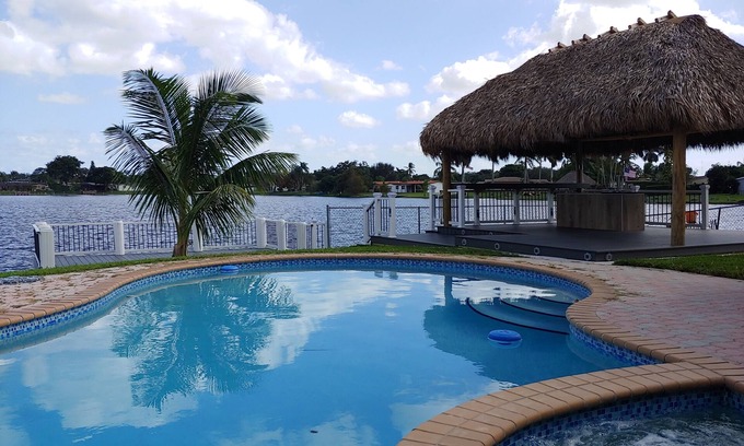 Pembroke Pines House | Waterfront property with a pool
