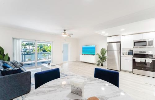 Boca Raton Apartment | Waterfront Retreat Views, Pool, Hot Tub, Gym Walk to Beach & Boca Resort!
