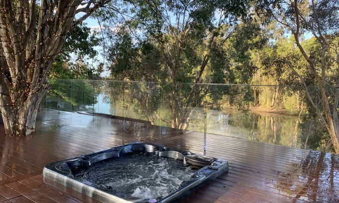 Robina House | Waterfront Serene Accom Private Spa Pet Hospital 10pplnn