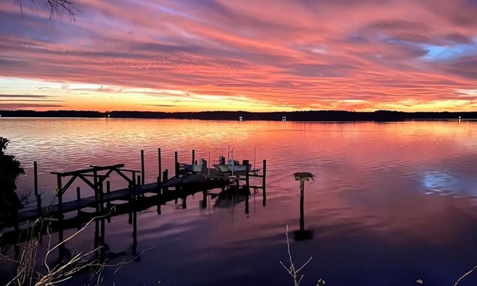 Rock Point Cottage | Waterfront Sunsets, Fishing, Boating, and Crabs! Paxs River, Budds Creek MIR.