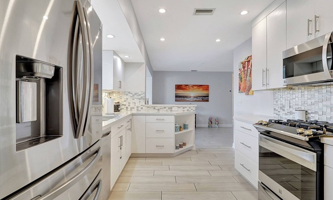 Pompano Isles House | Waterfront Villa – Gorgeous 4 BDR w/Private Pool and Dock, Close to Beach!
