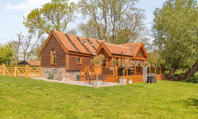Harleston Cottage | WATERMILL GRANARY BARN, pet friendly, with a garden in Wortwell