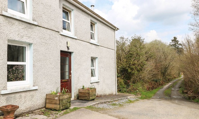 Rhydcymerau Cottage | WAUN FFOREST, pet friendly, character holiday cottage in Llansawel