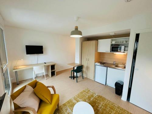 Barbatre Apartment | We Live In R - Suite 202