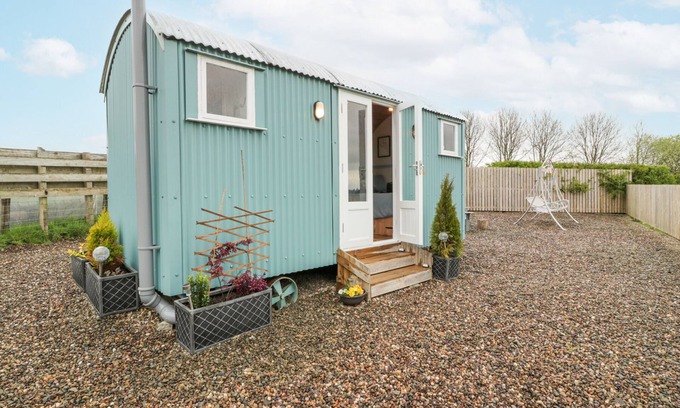 Kirkmichael Cottage | WEE SHEPHERD'S HUT, romantic, with a garden in Maybole