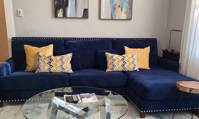 Historic District - North Apartment | WEEKNIGHT DISCOUNT! Blue Belle of Lincoln: stylish & steps to ALL the action!