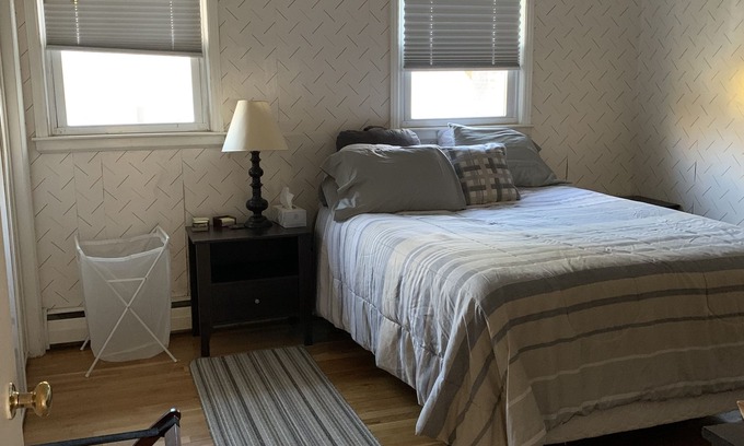 Maple Hill House | WEHA WiFi, pvt bth rm., queen bed nr all hospitals large 3,000 sq ft home