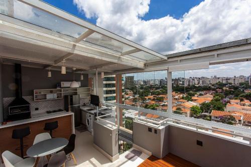 Campo Belo Apartment | Wehome -Duplex: churrasqueira e vista da cidade.