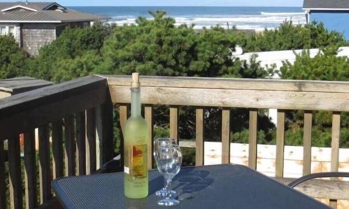 Florence House | Welcome aboard the Captain's Quarters, a 3 bedroom Beach view house.