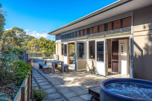 Surfdale House | Welcome on Wilma by Waiheke Pure