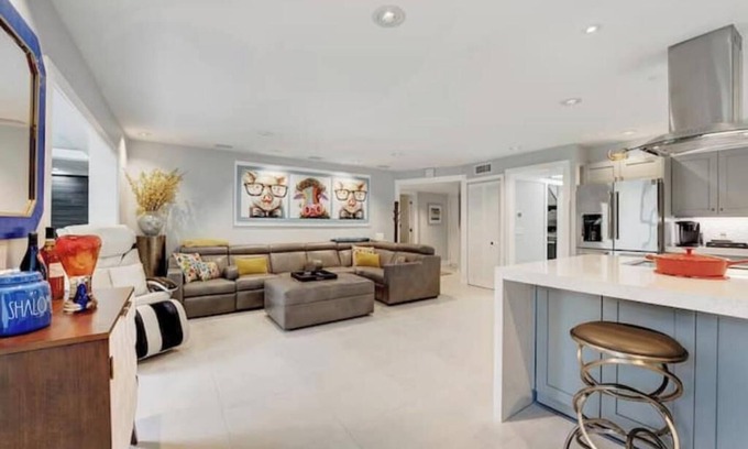 Boca Raton House | Welcome to a sleek and pristine modern home