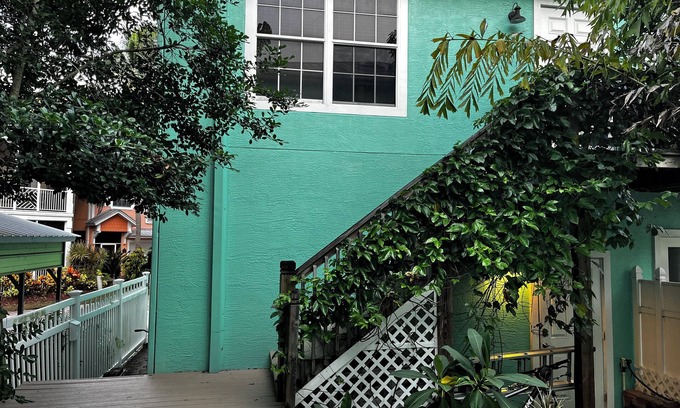 Stuart Apartment | Welcome to Aqua Aura a Charming studio with AC in Stuart - Perfect for a getaway