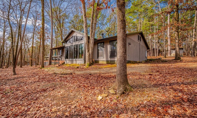 Broken Bow Cabin | Welcome to Bear Ridge Lodge! This rustic chic cabin features two master bedrooms