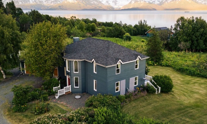 Kachemak House | Welcome to Benchwarmer's Bliss!