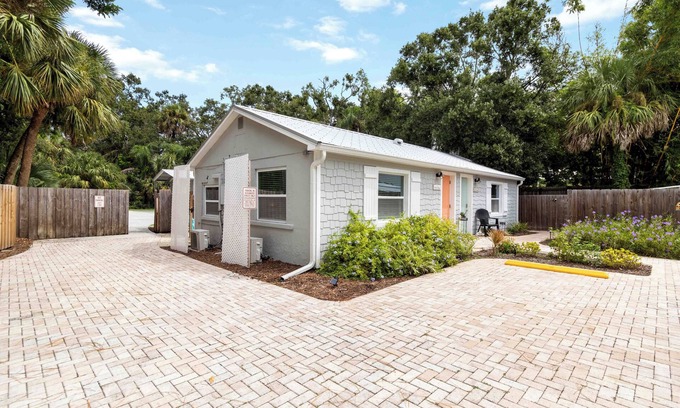 Ridge Wood Heights Cottage | Welcome to our cottages 1 mile from the Gorgeous White Siesta Key Beach