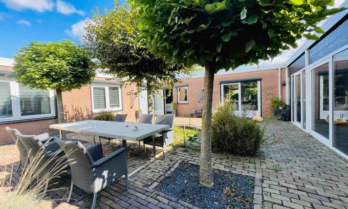 Municipality of Tilburg Villa | Welcome to our modern bungalow, located in an industrial area on the outskirts of Tilburg.