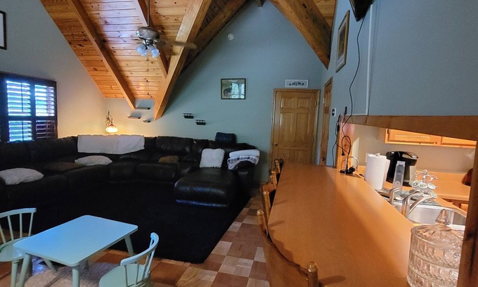 Troutville Apartment | Welcome to Planterosa. Near the Appalachian trail.