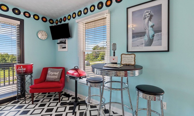 Sloans Valley Apartment | Welcome to “Retro Suite” – Your 1950s-Inspired Lakeside Getaway