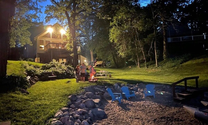 Panora House | Welcome to the Panorama Nest! Sleeps 14 - beach & lakefront! Perfect for groups!