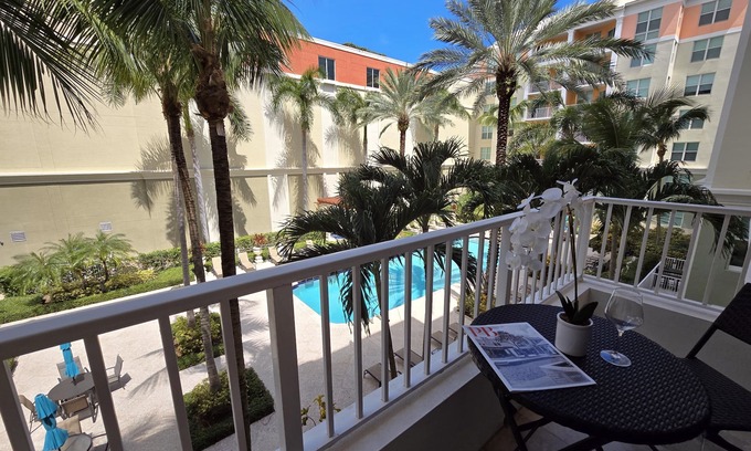 East Ocean Ave Condo | Welcome to your 2-Bedroom Intracoastal Courtyard-view Oasis in Lantana!